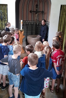 Zweitklässler besuchen Kirche und Kapellen