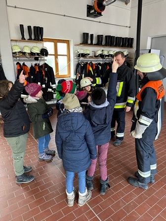3. Klasse zu Besuch bei der Feuerwehr