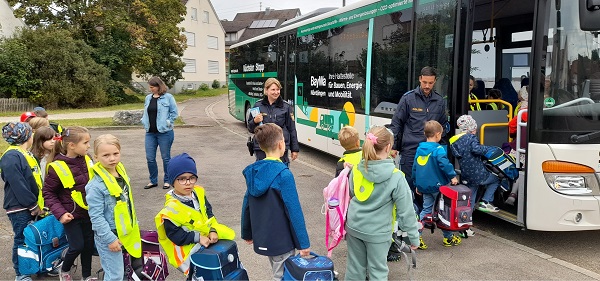 Erstklässler trainieren das sichere Schulbusfahren