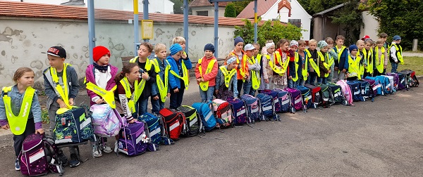 Erstklässler trainieren das sichere Schulbusfahren