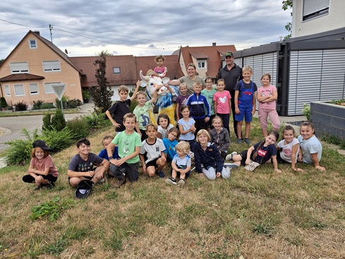 Ein erlebnisreicher Start in die Woche: Die 2. Klasse besucht den Bauernhof der Familie Fuchs