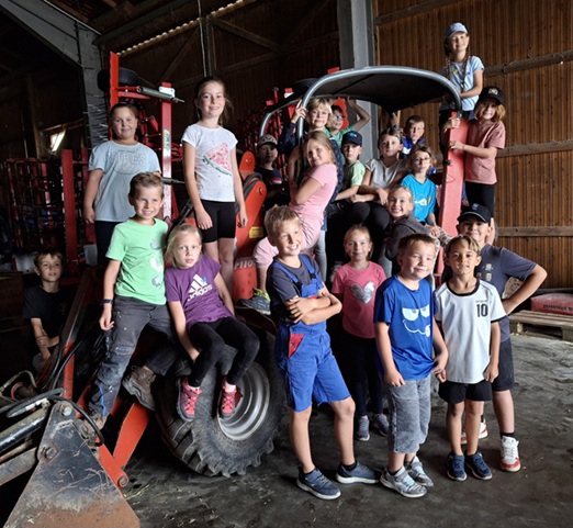 Ein erlebnisreicher Start in die Woche: Die 2. Klasse besucht den Bauernhof der Familie Fuchs