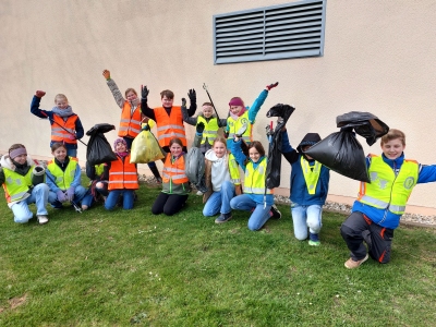 Die 4. Klasse reinigt die Fluren