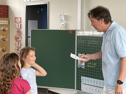 Der Zahnarzt kommt zu seinen kleinen &quot;Patienten&quot; in die Schule