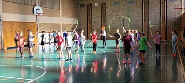 Bewegung, Spaß und Teamgeist in der 4. Klasse mit Skipping Hearts