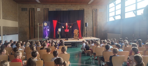 Magie in der Turnhalle: Zaubertheater Zappalot begeistert Groß und Klein