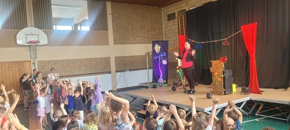 Magie in der Turnhalle: Zaubertheater Zappalot begeistert Groß und Klein